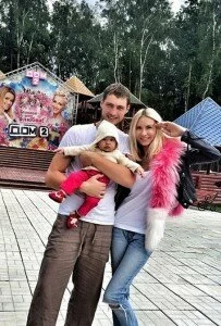 Александр Задойнов и Элина Камирен с дочкой